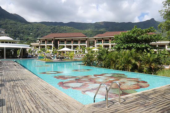 riesige Poollandschaft im  Savoy Seychelles Resort & Spa(©Foto. Martin Schmitz)